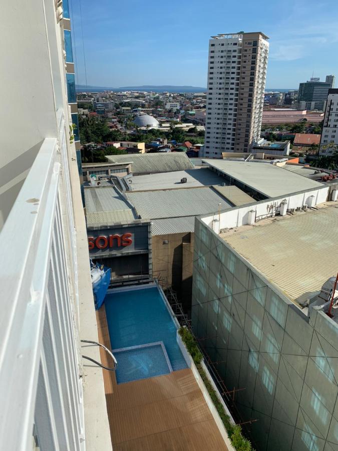 Hola! Condotel @ Inspiria Davao City Exteriör bild