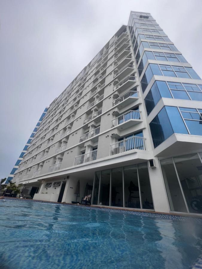 Hola! Condotel @ Inspiria Davao City Exteriör bild