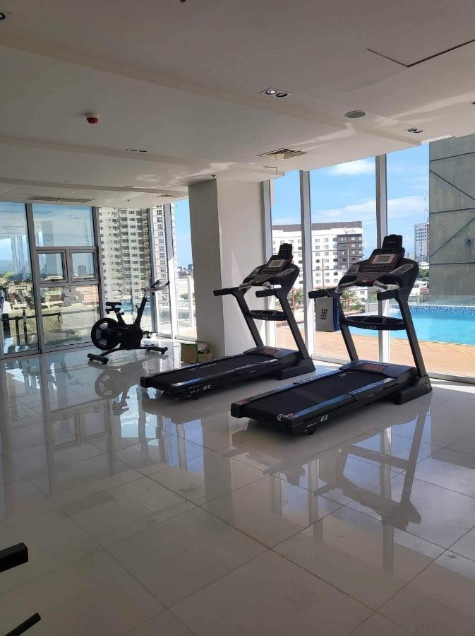 Hola! Condotel @ Inspiria Davao City Exteriör bild